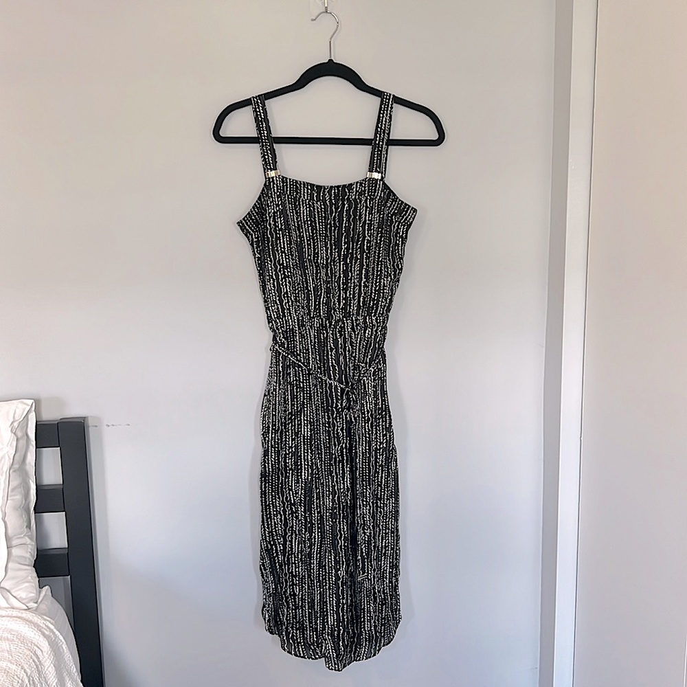 white + black sleeveless dress, elastic waistband / size xxs